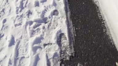 走沥青路雪脚步<strong>轮胎标志</strong>着雪